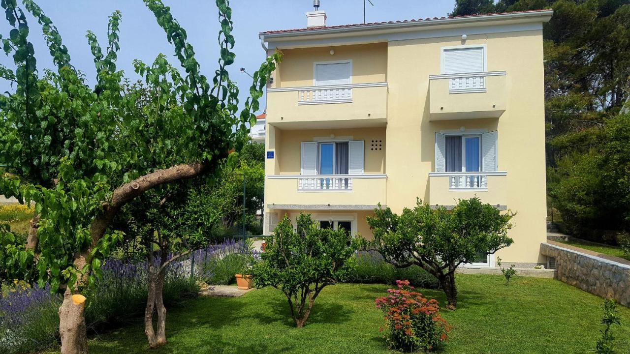 Apartments With A Parking Space Rab - 12383 Banjol Екстериор снимка
