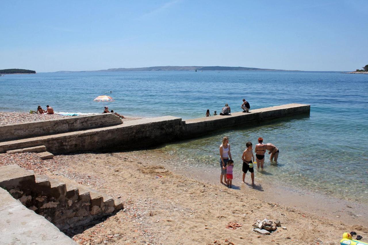 Apartments With A Parking Space Rab - 12383 Banjol Екстериор снимка