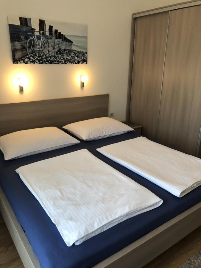Apartments With A Parking Space Rab - 12383 Banjol Екстериор снимка