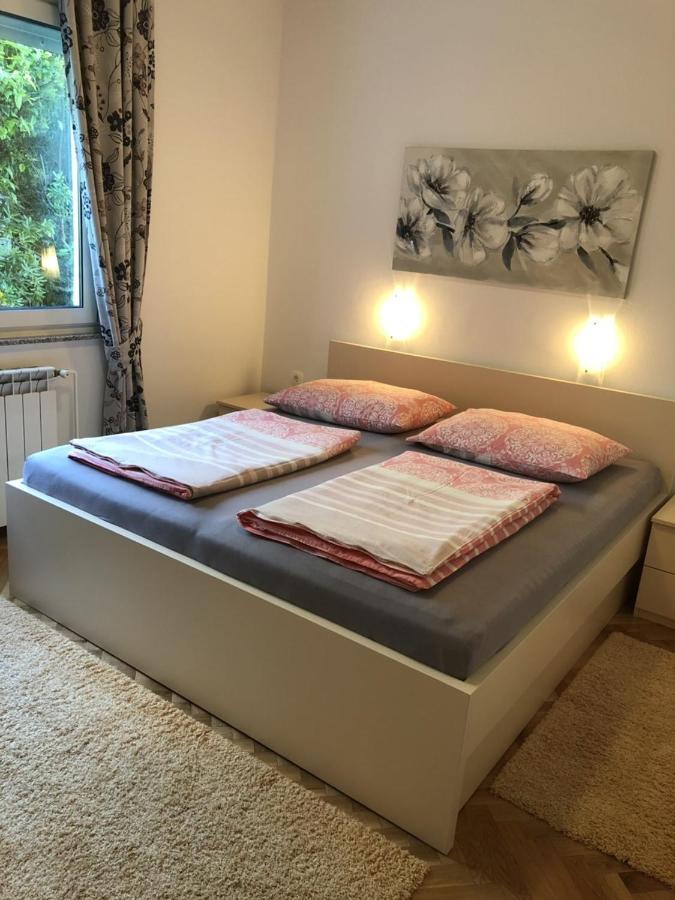 Apartments With A Parking Space Rab - 12383 Banjol Екстериор снимка