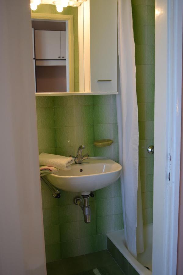 Apartments With A Parking Space Rab - 12383 Banjol Екстериор снимка