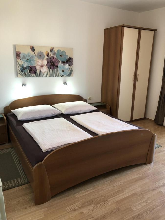 Apartments With A Parking Space Rab - 12383 Banjol Екстериор снимка